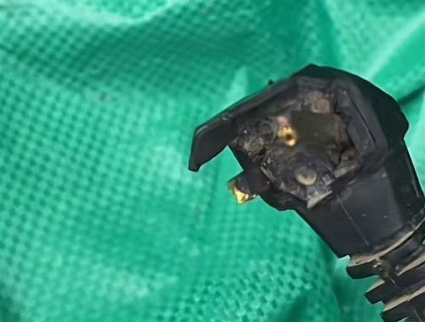 女子称给电动车充电金镯子被电碎