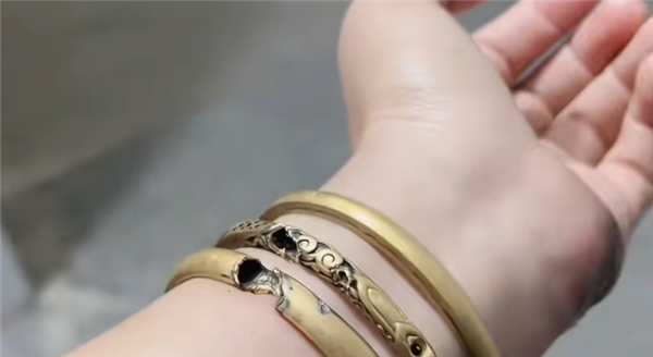 女子称给电动车充电金镯子被电碎 安全隐患引关注
