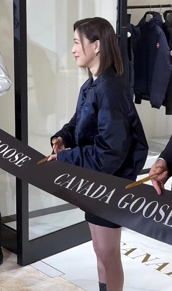 佘诗曼线下活动短款羽绒服配超短裤 状态神