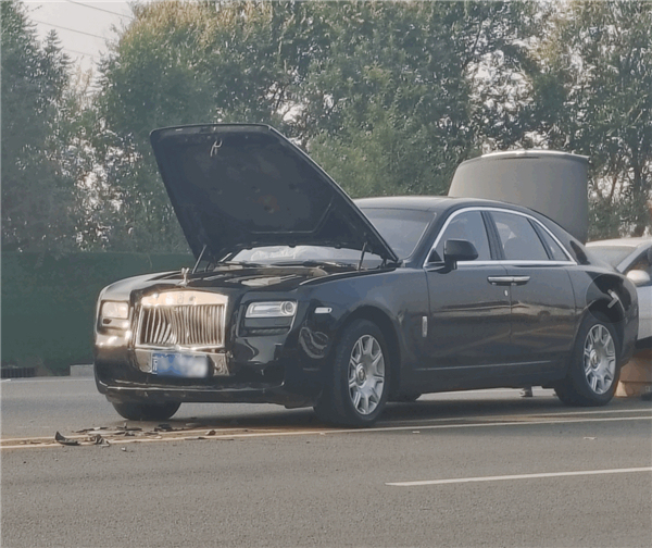 “老头乐”逆行撞上劳斯莱斯