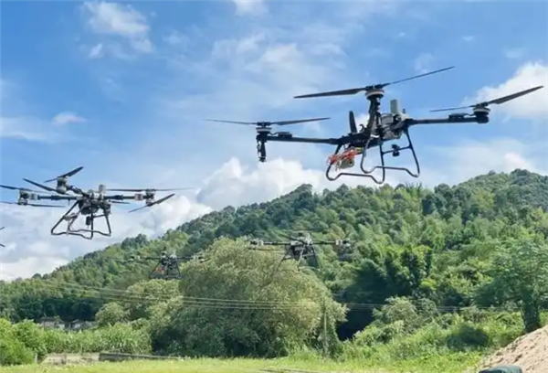 小伙用无人机吊运竹子月赚4万 科技助农新样板