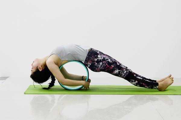 建议久坐的人学做一个动作