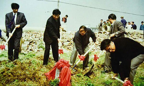 82岁富豪将近25亿元股票分给两女 股权交接完成隐退