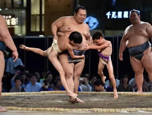 高市早苗遭遇“相扑难题” 女性身份引发争议