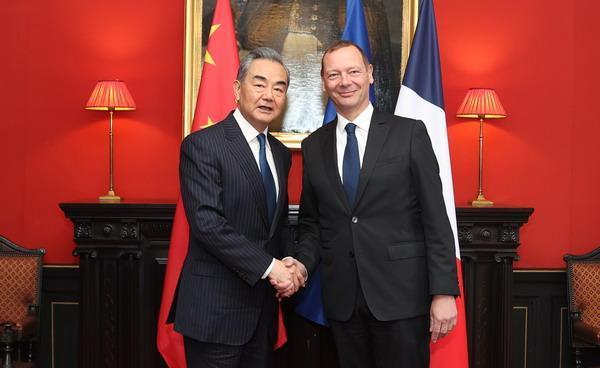 马克龙时隔2年再访华，中方一句话点明立场：法国别忘了当初承诺