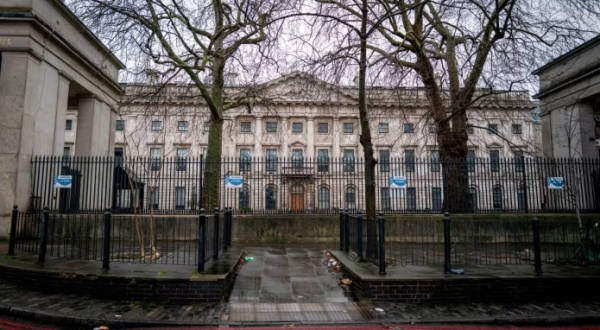 评论员：英国首相对中国既要又要 寻求平衡之道