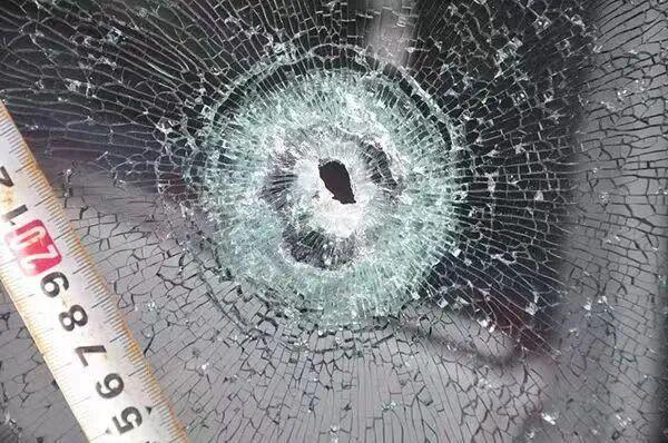 汕头一男子骑车时疑被钢珠击打 公共安全隐患引关注