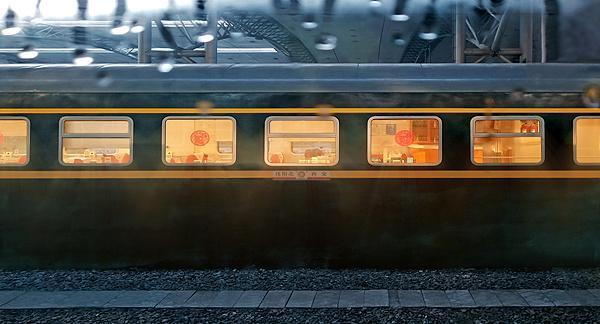 揭秘购票平台搭售套路 隐性消费陷阱频现