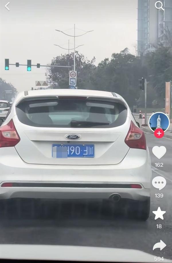 男子新车牌倒挂上路20分钟被举报