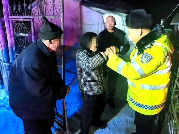 交警巡逻遇醉酒男子 暖心护送其回家 学雷锋做好事