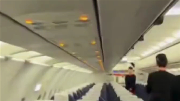 川航回应游客花200元独享客机 特殊体验引发热议