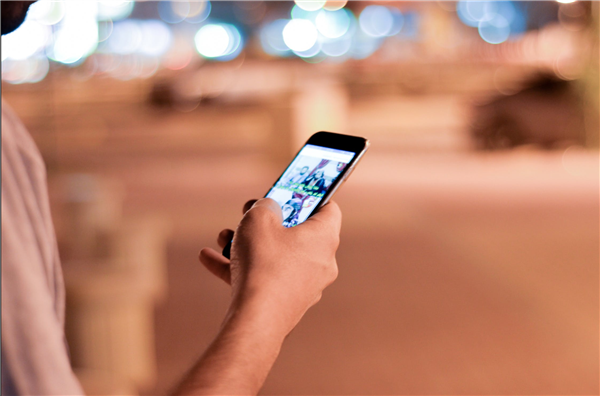 老人每天刷手机到凌晨近视2300度