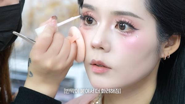 韩佳东谈主上海游体验中国网红妆 网友评价南北极分化