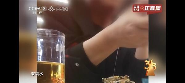 男子发现自己长期吃315曝光鸡爪 食品安全引担忧