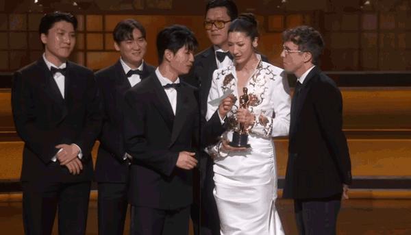 奥斯卡再现歧视亚裔争议 获奖感言被掐断引发质疑