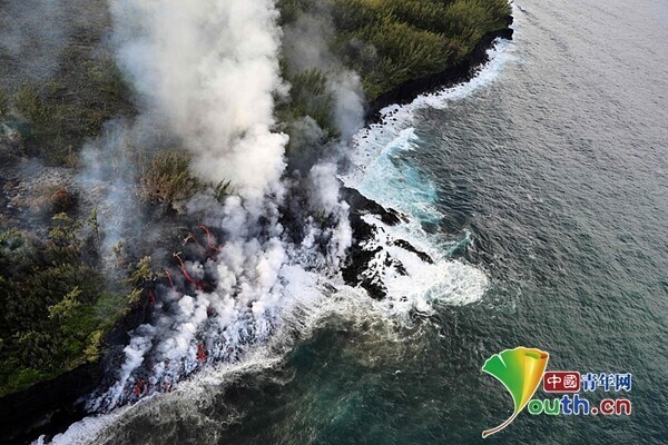 法国留尼汪岛火山熔岩奔流入海 壮观景象再现