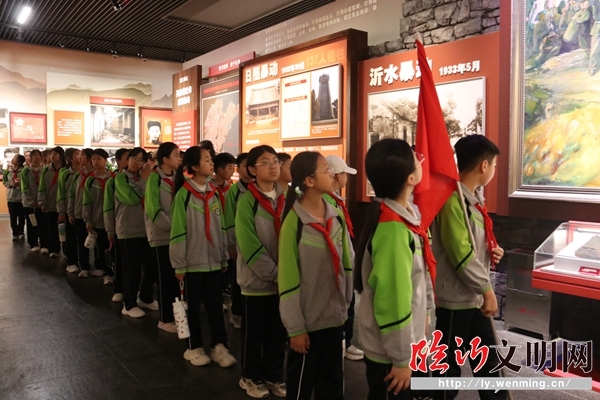 山东临沂千余名学生徒步入园祭奠英烈 红色足迹缅怀先烈