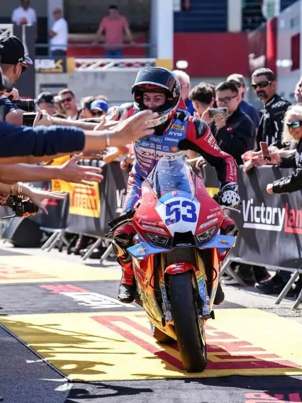 冠军车手德比斯谈为何选张雪机车 中国品牌的崛起之路