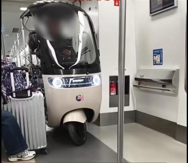 青岛地铁回应“老头乐”上车