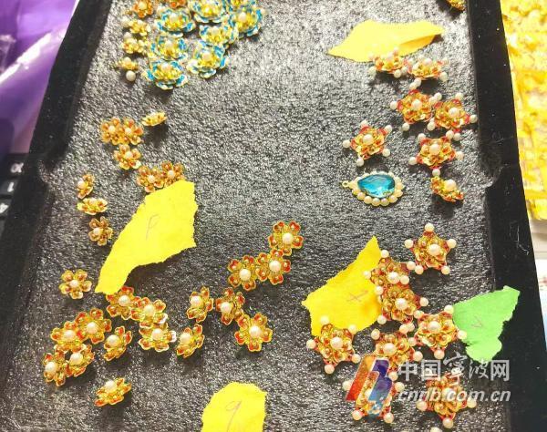 耗时3个月丈夫为妻子拼制鎏金凤冠 匠心独运爱的礼物