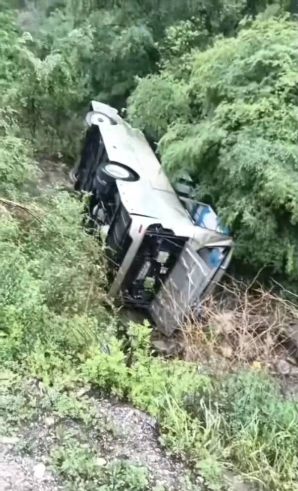 山西通报公交车侧翻事故：2名学生遇难 事故原因正在调查中