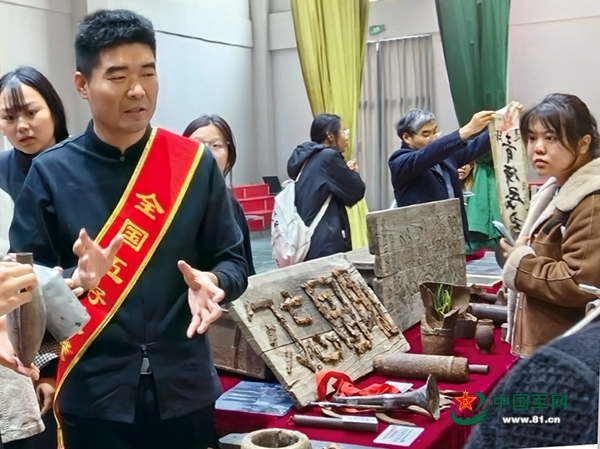 耿风泉用2万件实物留住抗战记忆 传承红色基因