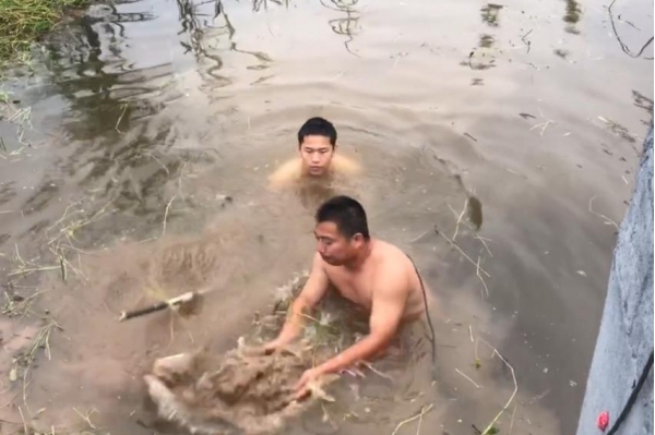 我水性好，我先下！軍人休假遇突發(fā)管涌跳水排查5小時(shí)