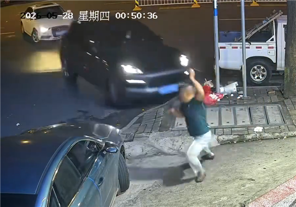保时捷为避奥迪猛打方向盘撞向路人