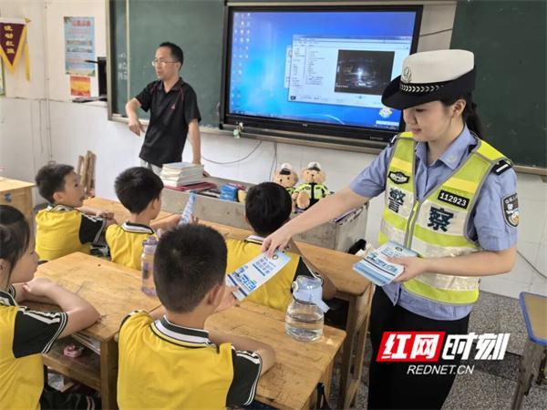 交警給小朋友送六一禮物 安全知識(shí)伴成長(zhǎng)