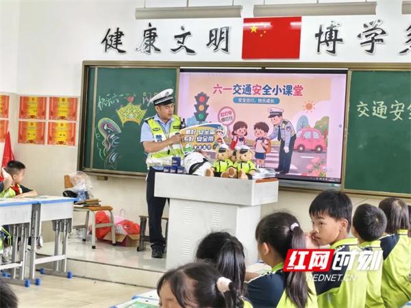 交警給小朋友送六一禮物 安全知識(shí)伴成長(zhǎng)