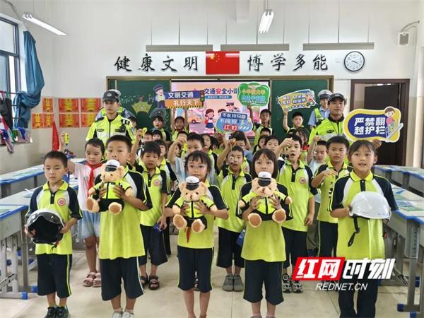 交警給小朋友送六一禮物 安全知識(shí)伴成長(zhǎng)