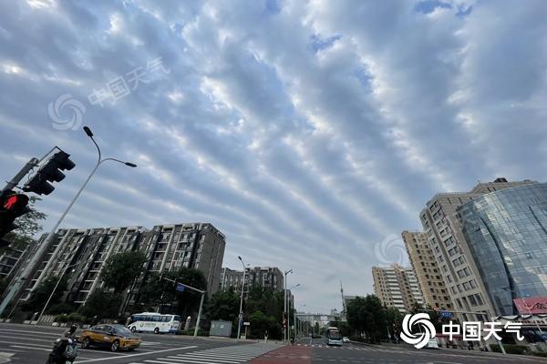 今天午后，北京有雷雨，局地伴有短时强降水、7到8级阵风和冰雹，注意防范 公众需关注预警信息
