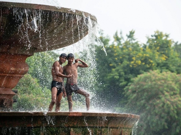多地气温接连冲破45℃大关，印度人盼降雨缓解酷暑