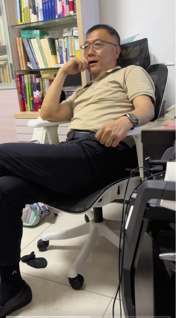 男生高考查分紧张到手抖 654的分数一出全家都蹦了起来