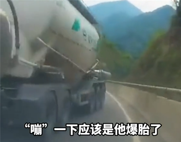 油罐车弯道超车险撞对向轿车