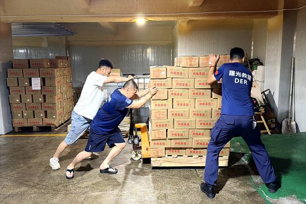 四川厨师自带厨具驰援广西灾区 千里送温情