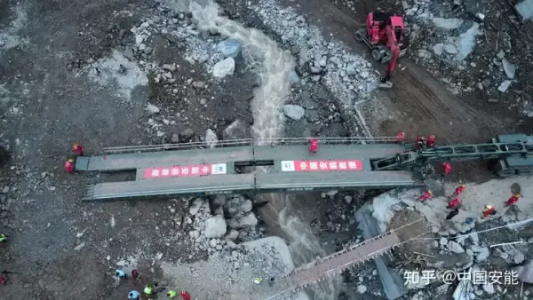 当救援航母驶入洪水校园 被困学生瞬间沸腾
