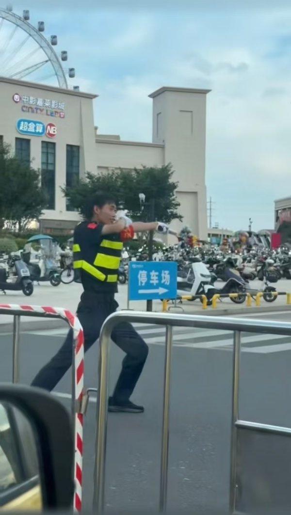 男生兼职保安走红 商场奖励购物卡
