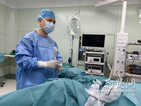 男子维C泡腾片当饮料喝出结石