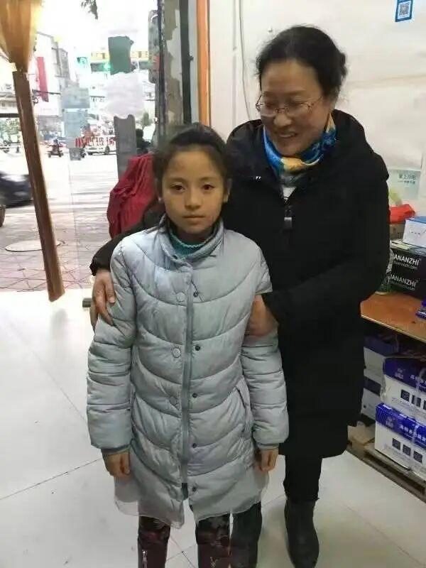 女孩被老师抚养后考上师范 从床头菜刀到录取通知书