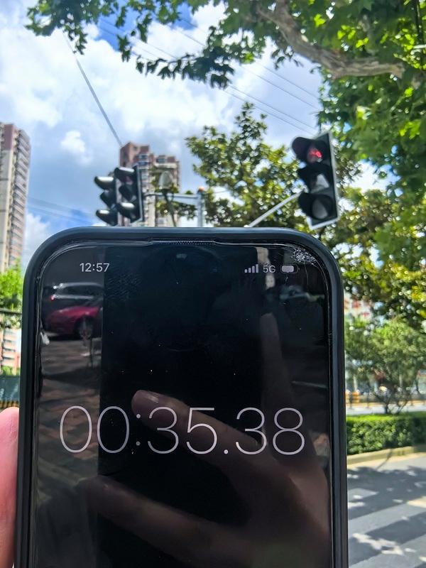 700米道路设5处红绿灯引热议 居民担忧加剧拥堵