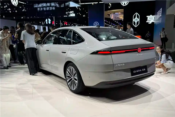 大众插混中型轿车起售价8.99万元 成都车展亮相引发关注