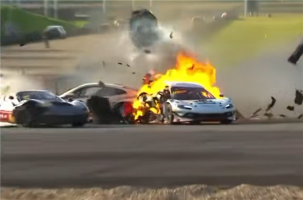 赛车爆燃 车手放弃比赛冲进火海救人 英勇救援感动众人