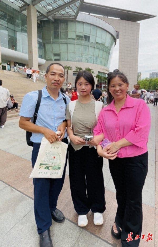 湖北大学迎新现场的两种“奔赴” 梦想与亲情交织