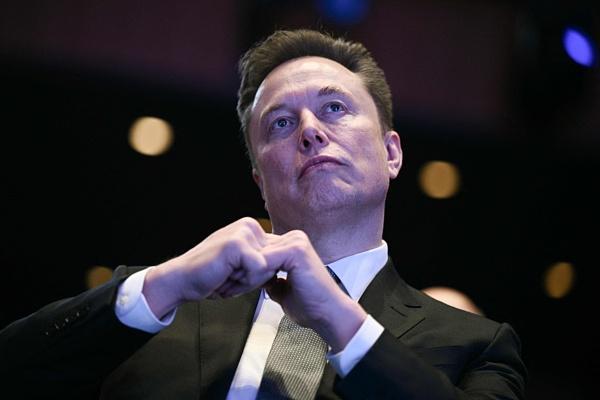 特朗普为何硬刚AI三巨头 反对AI减速呼吁