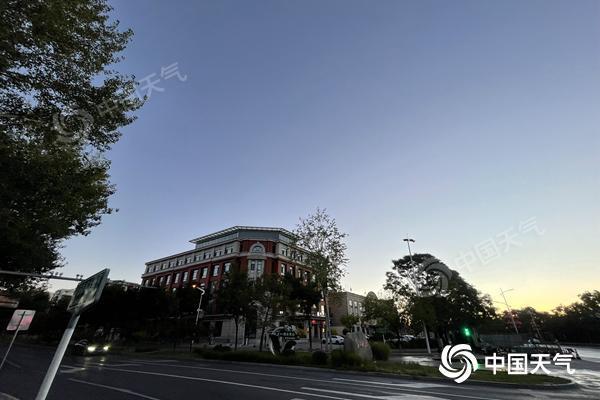 受冷空气影响北京今天将迎大风降温 阵风可达6至7级 早晚添衣防感冒