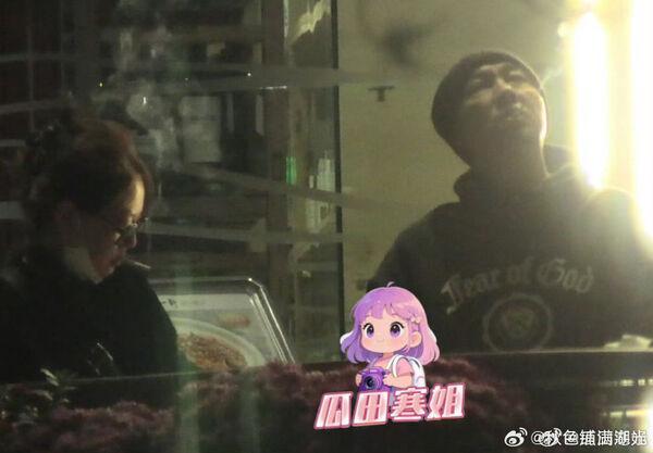 张卫健与张茜吸烟引争议 公众人物素质受质疑