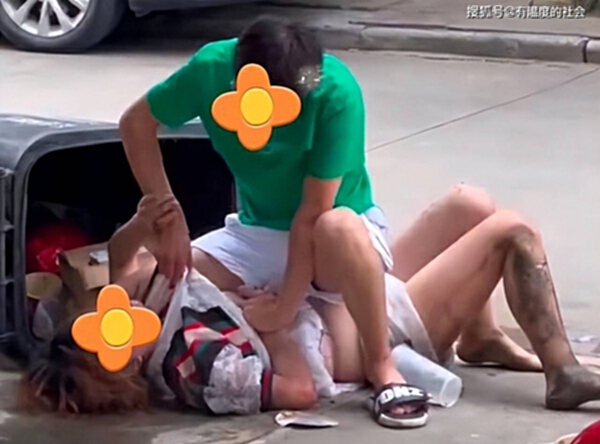 女子劈腿拒绝归还财物，被男友打到口鼻出血，往垃圾桶里塞