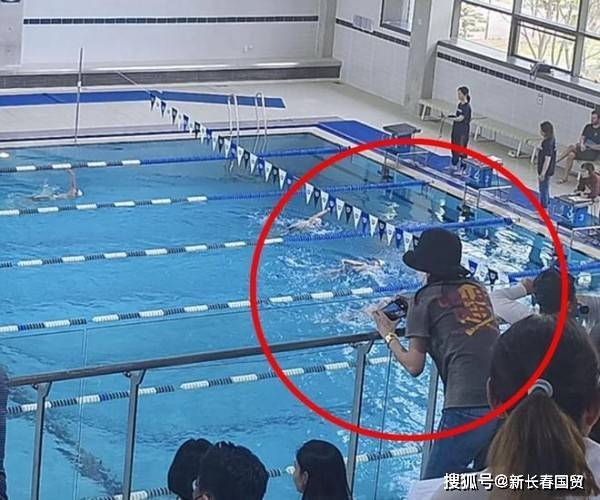 42岁全智贤为儿子游泳比赛加油被偶遇，气质非凡风采依旧