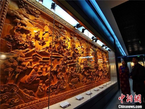 图为青海大学民族医学博物馆陈展的历代知名藏医浮雕